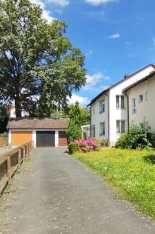 Auffahrt zum Haus - Doppelhaushälfte in 95445 Bayreuth mit 160m² kaufen