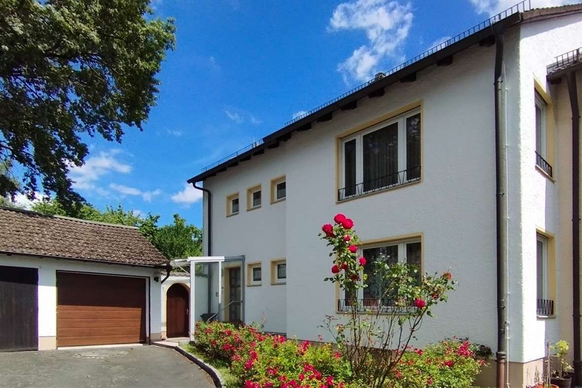 Eingangsseite mit Garage und Zugang zum Garten - Doppelhaushälfte in 95445 Bayreuth mit 160m² kaufen