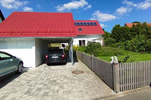 Garage mit Carport - Blick zum Haus - Einfamilienhaus in 95466 Weidenberg mit 145m² kaufen