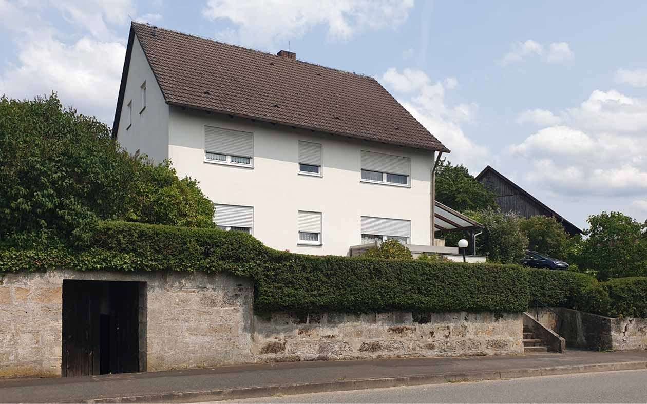 Ansicht von der Straße Ansicht von der Straße - Zweifamilienhaus in 95517 Seybothenreuth mit 182m² kaufen
