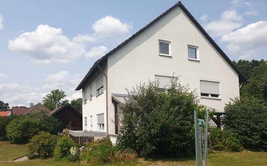 Außenansicht vom Garten Außenansicht vom Garten - Zweifamilienhaus in 95517 Seybothenreuth mit 182m² kaufen
