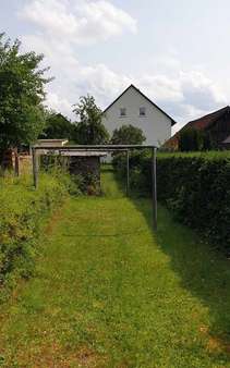 Außenansicht vom Garten Außenansicht vom Garten - Zweifamilienhaus in 95517 Seybothenreuth mit 182m² kaufen