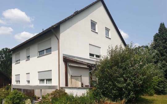 Seitenansicht mit überdachter Terrasse Seitenansicht mit überdachter Terrasse - Zweifamilienhaus in 95517 Seybothenreuth mit 182m² kaufen