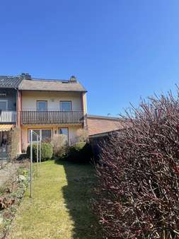 Gartenansicht - Reiheneckhaus in 95032 Hof mit 107m² kaufen