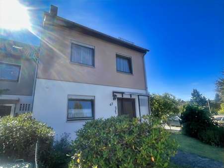 Außenansicht - Reiheneckhaus in 95030 Hof mit 107m² kaufen