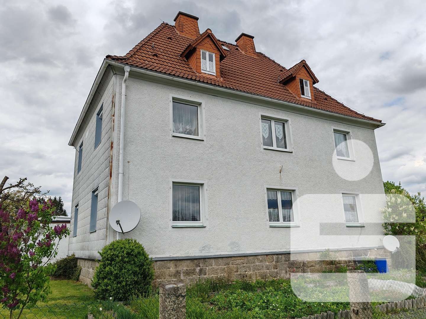 Außenansicht Außenansicht - Zweifamilienhaus in 95158 Kirchenlamitz mit 140m² kaufen