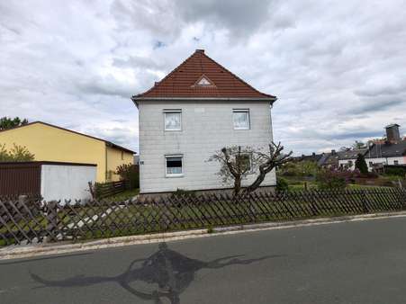 Straßenansicht Straßenansicht - Zweifamilienhaus in 95158 Kirchenlamitz mit 140m² kaufen