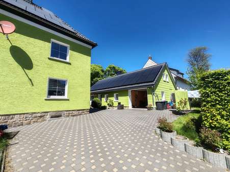 Außenansicht mit Garage / Nebengebäude Außenansicht mit Garage / Nebengebäude - Einfamilienhaus in 95236 Stammbach mit 100m² kaufen