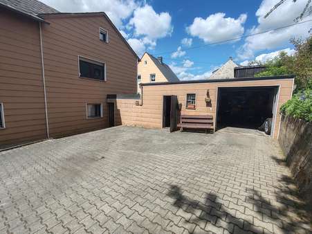 Hofansicht Hofansicht - Zweifamilienhaus in 95237 Weißdorf mit 185m² kaufen