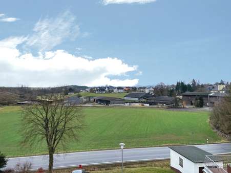 Ausblick aus dem Fenster Ausblick aus dem Fenster - Doppelhaushälfte in 95183 Feilitzsch mit 97m² kaufen