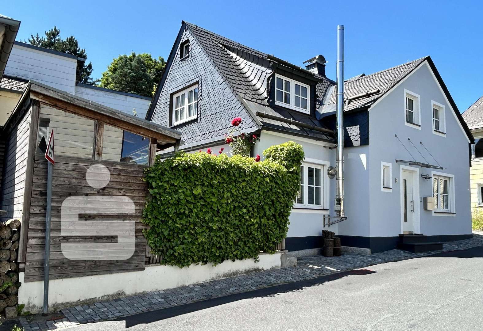Straßenansicht mit Lagerraum - Einfamilienhaus in 95138 Bad Steben mit 105m² kaufen