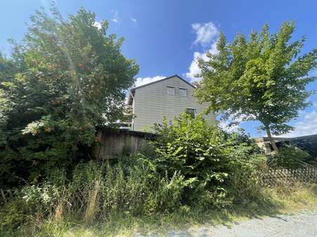 Seite mit Zufahrt Seite mit Zufahrt - Doppelhaushälfte in 95032 Hof mit 131m² kaufen