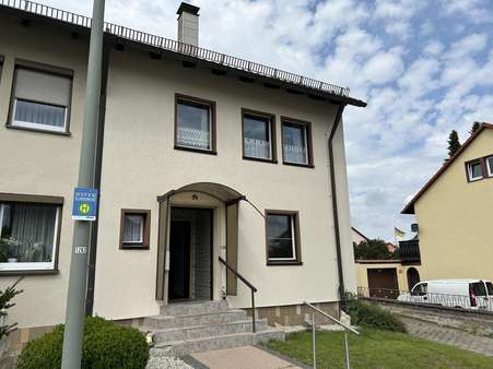Außenansicht - Reiheneckhaus in 95111 Rehau mit 120m² kaufen