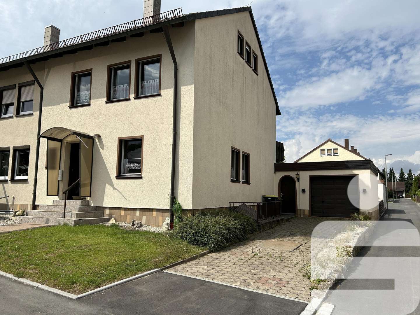 Außenansicht - Reiheneckhaus in 95111 Rehau mit 120m² kaufen