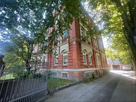 Einfahrt Einfahrt - Dachgeschosswohnung in 95028 Hof mit 123m² kaufen