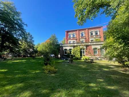 Gartenasicht mit Sitzecken Gartenasicht mit Sitzecken - Dachgeschosswohnung in 95028 Hof mit 123m² kaufen