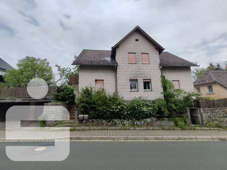 Außenansicht Außenansicht - Zweifamilienhaus in 95482 Gefrees mit 155m² als Kapitalanlage kaufen