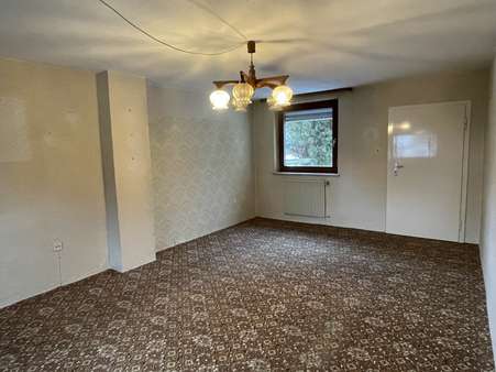 Wohnzimmer - Doppelhaushälfte in 95632 Wunsiedel mit 95m² kaufen