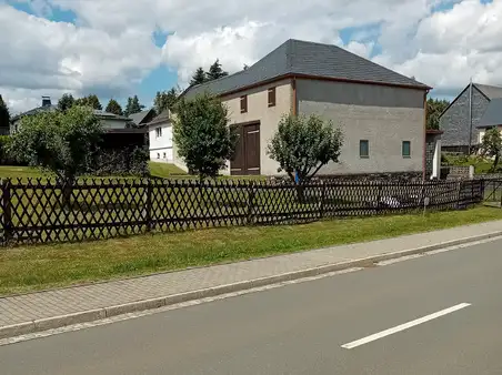 ehemaliges Bauernhaus mit großer Scheune und Garten
