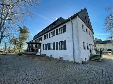 Einfahrt - Pension in 95032 Hof mit 1188m² als Kapitalanlage kaufen