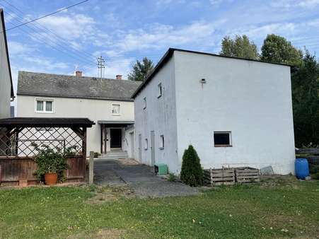 Gartenansicht mit Schuppen - Einfamilienhaus in 95183 Trogen mit 120m² kaufen