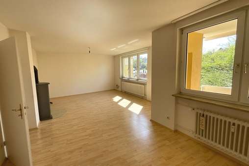Wohnzimmer - Etagenwohnung in 96450 Coburg mit 92m² kaufen