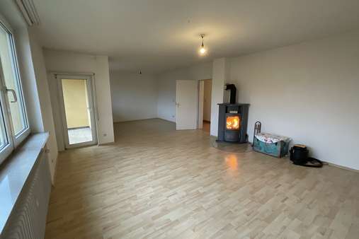 Wohnzimmer mit Kachelofen - Etagenwohnung in 96450 Coburg mit 92m² kaufen