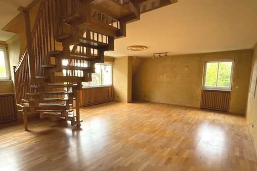 Wohnbereich mit Treppenaufgang große Wohnung - Maisonette-Wohnung in 96450 Coburg mit 143m² kaufen