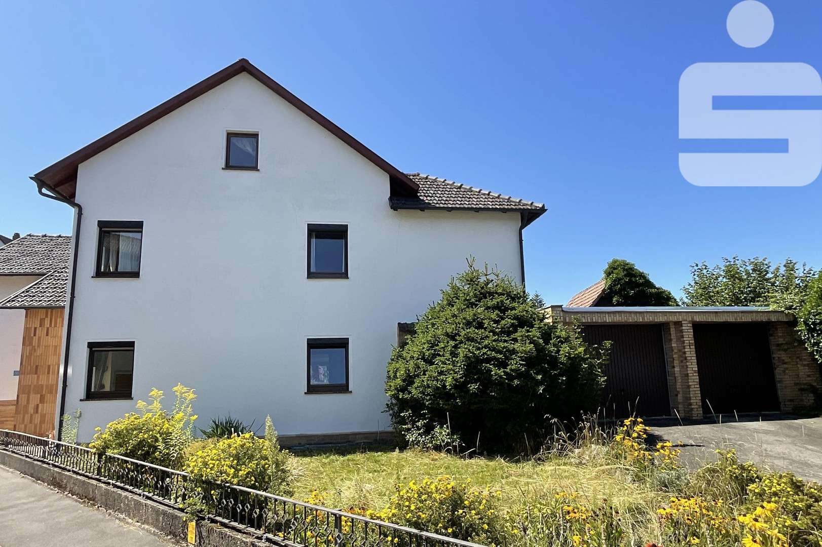 Titelbild Titelbild - Zweifamilienhaus in 96472 Rödental mit 195m² kaufen