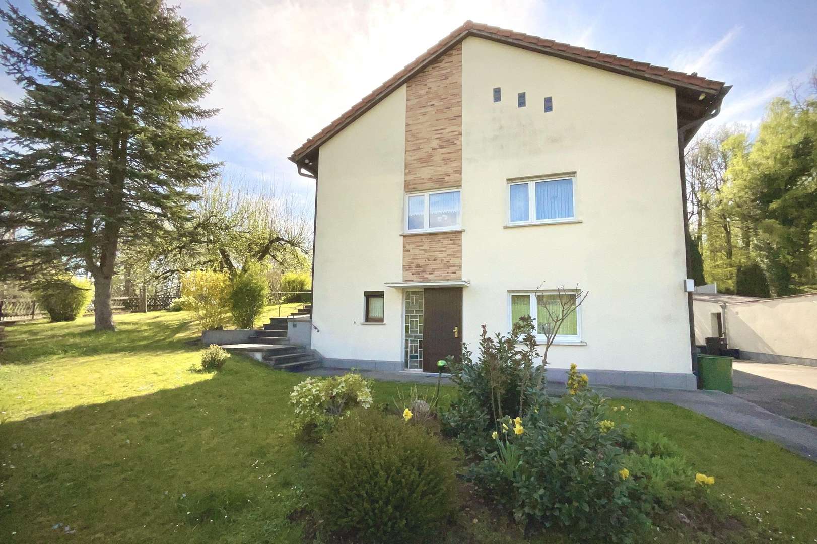 Titelbild Titelbild - Einfamilienhaus in 96450 Coburg mit 205m² kaufen