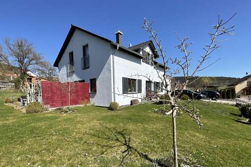 Außenansicht mit Garten - Einfamilienhaus in 96472 Rödental mit 160m² kaufen