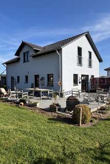 Außenansicht mit Terrasse - Einfamilienhaus in 96472 Rödental mit 160m² kaufen