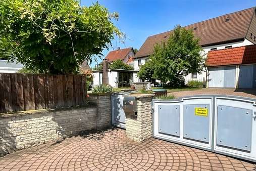 Einfahrt mit Blick bis zum Gartenhaus - Zweifamilienhaus in 96487 Dörfles-Esbach mit 180m² kaufen