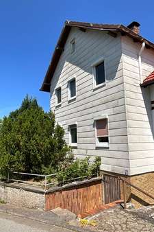 Straßenseite mit Zugang Gewölbekeller - Einfamilienhaus in 96253 Untersiemau mit 138m² kaufen