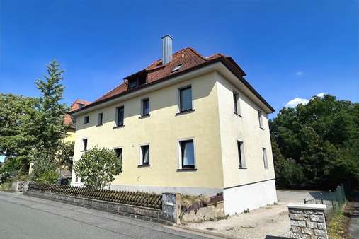 Front/Seitenansicht Front/Seitenansicht - Dachgeschosswohnung in 96231 Bad Staffelstein mit 55m² mieten