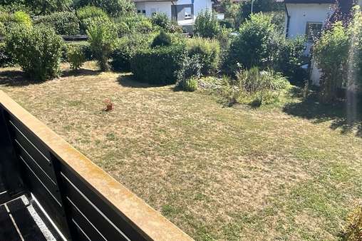 Blick vom Balkon in Garten Blick vom Balkon in Garten - Einfamilienhaus in 96479 Weitramsdorf mit 140m² kaufen