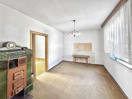 Wohnbereich mit Kachelofen - Doppelhaushälfte in 97084 Würzburg mit 82m² kaufen