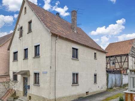 Seitenansicht mit Nachbarn - Zwangsversteigerung Einfamilienhaus in 97855 Triefenstein mit 134m² kaufen