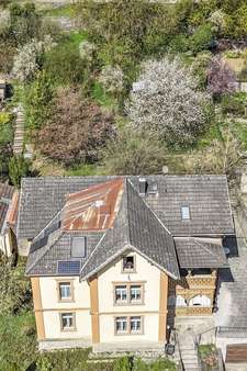 Hausansicht Straße mit Garten - Mehrfamilienhaus in 97239 Aub mit 340m² kaufen