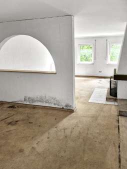 Wohnzimmer im Untergeschoss - Einfamilienhaus in 97292 Holzkirchen mit 215m² kaufen