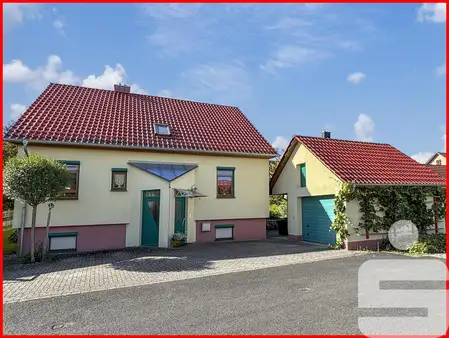 Ruhige Familienidylle mit sonnigem Garten
