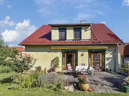 Ruhige Familienidylle mit sonnigem Garten
