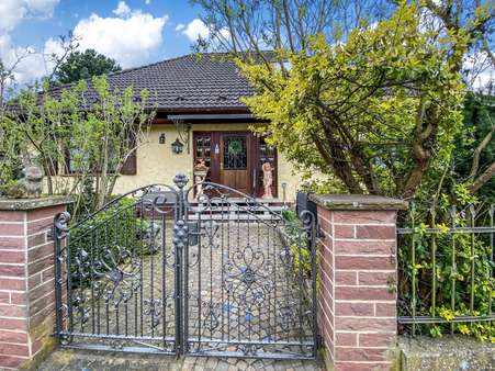 Zugang zum Haus mit Gartentor - Villa in 97332 Volkach mit 255m² kaufen