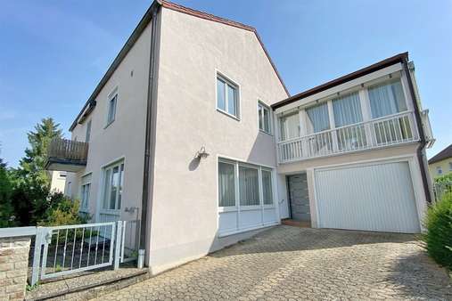 Hausansicht mit Garage - Einfamilienhaus in 97318 Kitzingen mit 212m² kaufen