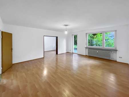 Geräumiges Wohnzimmer - Erdgeschosswohnung in 97084 Würzburg mit 119m² kaufen