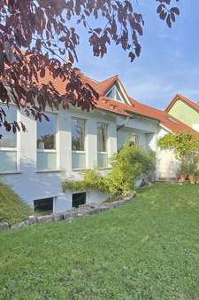 Hausansicht vom Garten - Einfamilienhaus in 97334 Sommerach mit 234m² kaufen