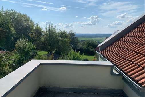 Balkon mit Weitblick über Schweinfurt - Dachgeschosswohnung in 97453 Schonungen mit 157m² kaufen