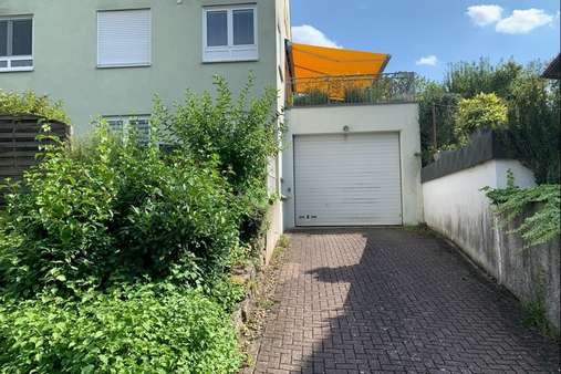 Wohnmobilgarage mit befestigtem Hof/Stellplatz - Dachgeschosswohnung in 97453 Schonungen mit 157m² kaufen