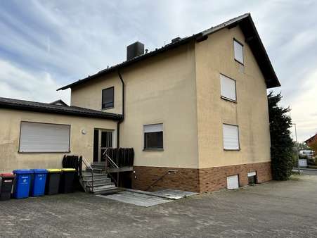 Nordwestansicht mit Hintereingang und Kellertreppe - Mehrfamilienhaus in 97531 Theres mit 175m² kaufen