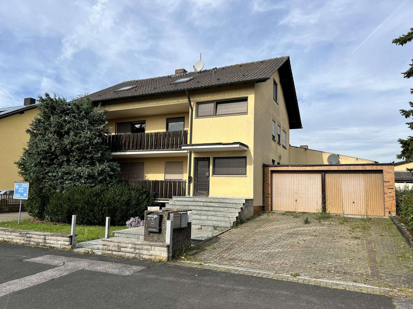 Südansicht des Hauses mit Doppelgarage - Mehrfamilienhaus in 97531 Theres mit 175m² kaufen